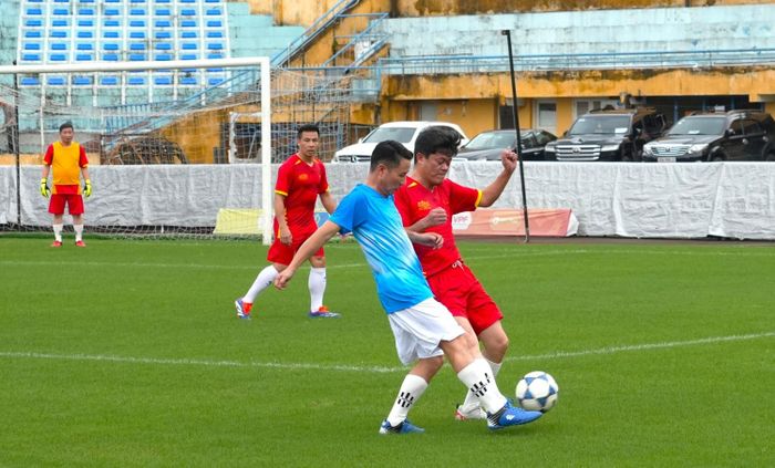 Trận đấu diễn ra hấp dẫn với những pha tranh chấp quyết liệt nhưng trong tinh thần fair play.