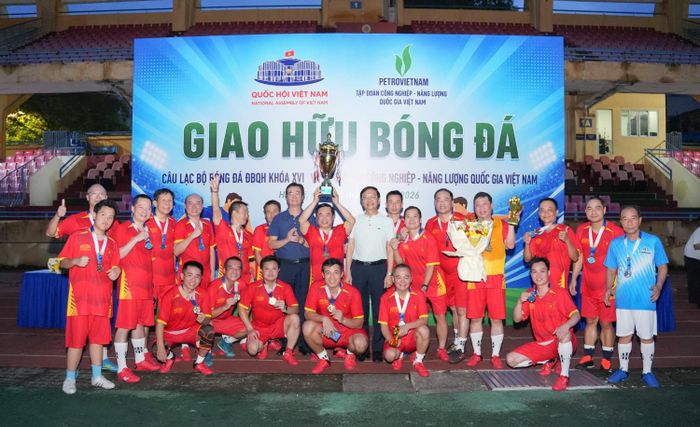 CLB Bóng đá ĐBQH khóa XVI giành chiến thắng trong trận giao hữu