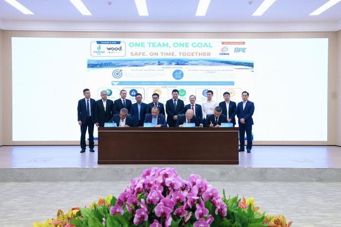 Đại diện Chủ đầu tư, Tư vấn PMC và Nhà thầu EPC cùng ký cam kết triển khai Dự án NCMR NMLD Dung Quất an toàn, đúng tiến độ, đúng ngân sách và đáp ứng các yêu cầu kỹ thuật.
