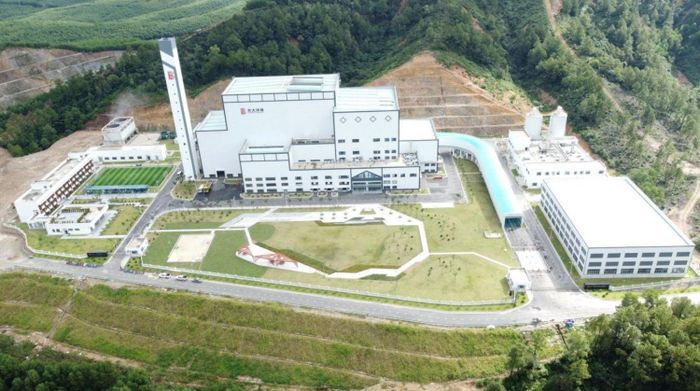 Sang năm 2026, mức giá trần đang được lấy ý kiến giảm xuống còn 2.378,39 đồng/kWh.