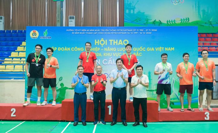 Trao giải môn cầu lông.