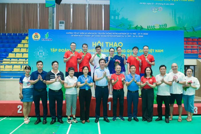 Trao giải môn cầu lông.