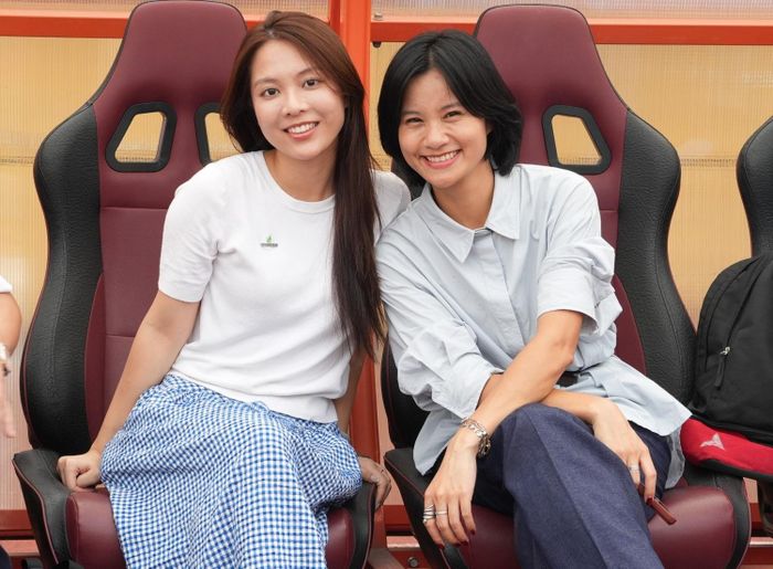 Các đại biểu cùng thành viên đội bóng và cổ động viên tại trận đấu.