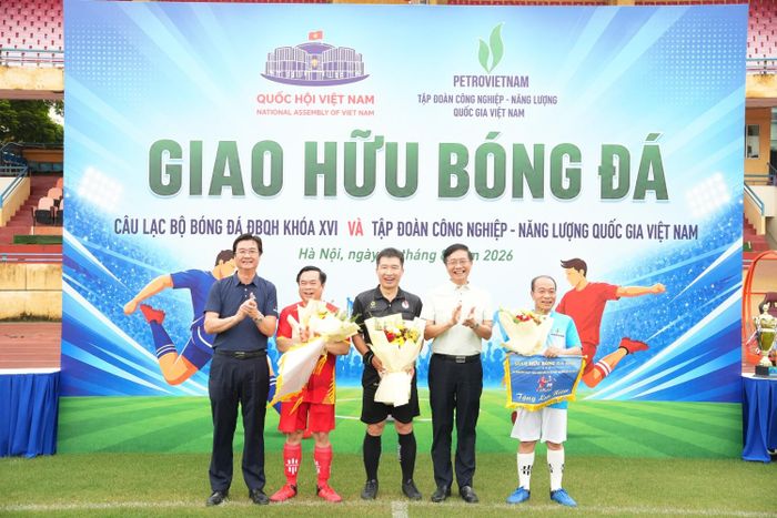 Đồng chí Hồ Sỹ Hùng, đại biểu Quốc hội khóa XVI, Chủ tịch VCCI, làm đội trưởng CLB Bóng đá ĐBQH khóa XVI; đồng chí Phạm Quang Dũng, Ủy viên Ban Thường vụ Đảng ủy, Chủ tịch Hội Cựu chiến binh PETROVIETNAM làm đội trưởng đội bóng Tập đoàn.