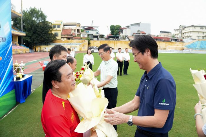 Đồng chí Trần Quang Dũng - Phó Bí thư Thường trực Đảng ủy PETROVIETNAM và đồng chí Nguyễn Mạnh Kha - Chủ tịch Công đoàn PETROVIETNAM tặng hoa cho đội trưởng hai đội.