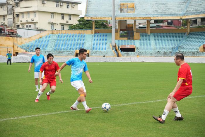 Ngay sau lễ khai mạc, hai đội bước vào trận đấu với tinh thần thể thao cao thượng, đoàn kết nhưng không kém phần quyết liệt.