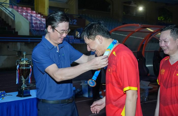 Đồng chí Nguyễn Mạnh Kha - Chủ tịch Công đoàn PETROVIETNAM trao huy chương cho cho các vận động viên.