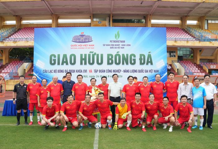 Các đại biểu và các thành viên CLB Bóng đá ĐBQH khóa XVI tham dự trận đấu.