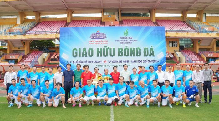 Các đại biểu và các thành viên đội bóng PETROVIETNAM tham dự trận đấu.
