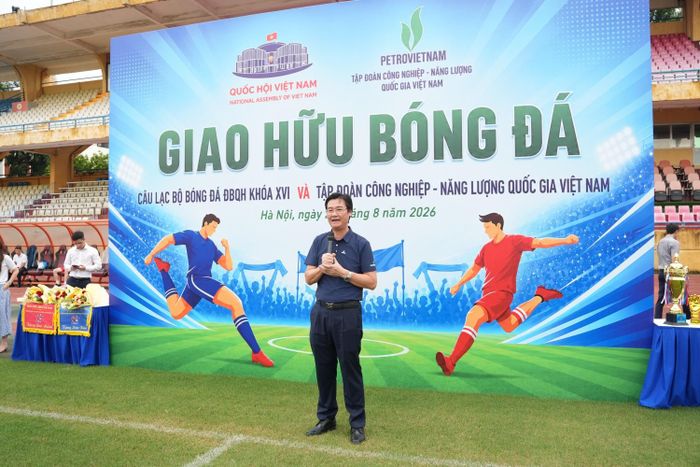 Phát biểu khai mạc trận đấu, đồng chí Nguyễn Mạnh Kha - Chủ tịch Công đoàn PETROVIETNAM cho biết, trận đấu là dịp để hai bên cùng lan tỏa tinh thần rèn luyện thể dục, thể thao theo lời kêu gọi của Chủ tịch Hồ Chí Minh, đồng thời tạo không khí vui tươi, phấn khởi, gắn kết.