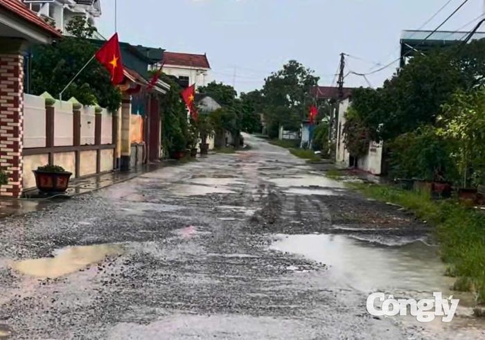 Những ổ gà, ổ trâu xuất hiện dày đặc khiến việc đi lại của người dân và các phương tiện gặp nhiều khó khăn.