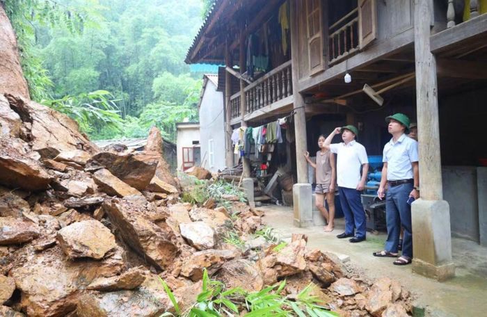 Chính quyền địa phương kiểm tra các khu sạt lở và tiến hành di rời các hộ dân đến nơi an toàn.