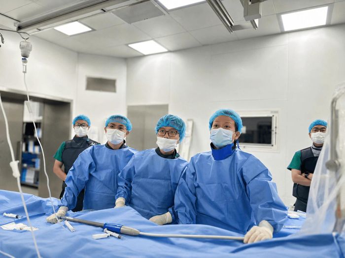Ê-kíp Viện Tim mạch Việt Nam thực hiện can thiệp đặt stent graft cho bệnh nhân phình động mạch chủ ngực. Ảnh: Bệnh viện Bạch Mai.