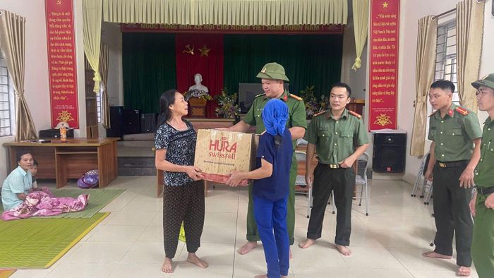 Tổ chức thăm hỏi, động viên người dân phải sơ tán khẩn cấp tới nơi ở tạm thời