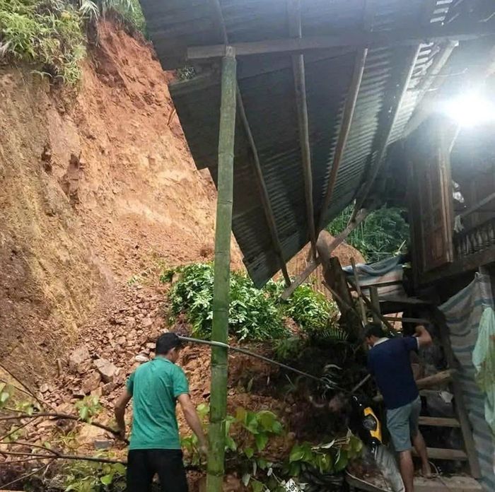 Đất, đá sạt lở vào nhà dân gây hư hại nhiều tài sản