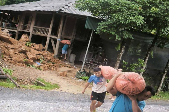 Di dời tài sản của người dân tới khu vực an toàn trước nguy cơ sạt lở