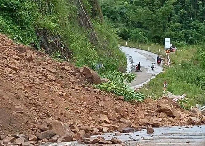 Tuyến đường ở Mường Lý bị sạt lở, chia cắt tạm thời
