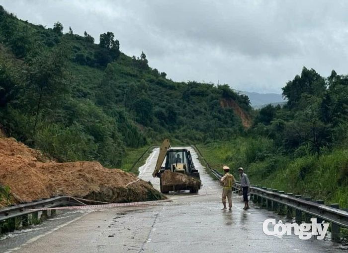 Không ngại mưa gió, cán bộ CSGT Công an tỉnh Quảng Ngãi luôn có mặt tại hiện trường sạt lở, căn điểm cảnh báo an toàn cho người dân.