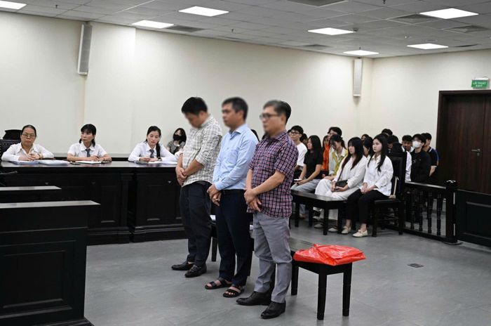 Các bị cáo tại phiên tòa sáng nay.