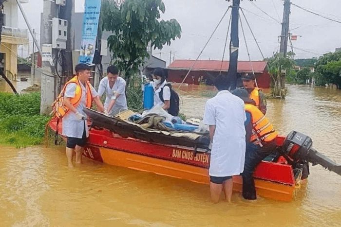 Nhân viên y tế cấp cứu người dân vùng ngập lũ (Ảnh minh họa).