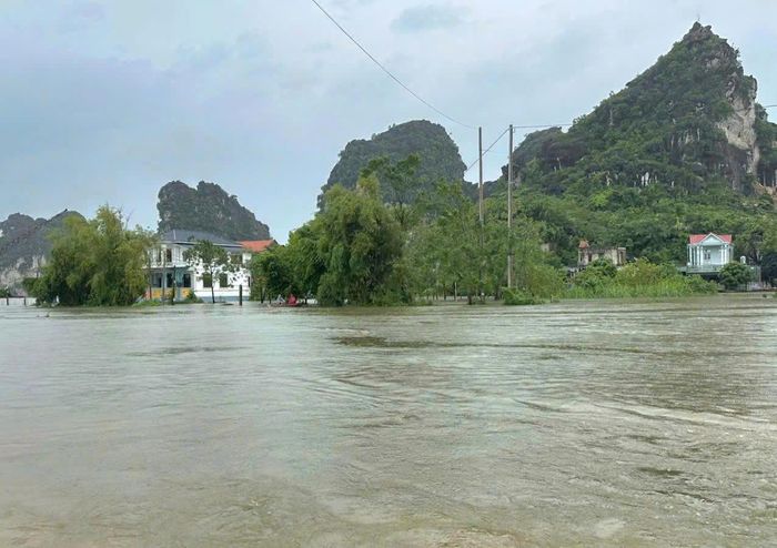 Nước lũ trên sông Hoàng Long dâng cao.