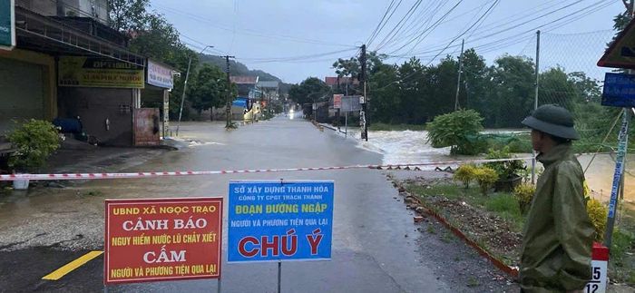 Chính quyền các địa phương căng dây, cắm biển và cử người túc trực tại các khu vực ngập sâu