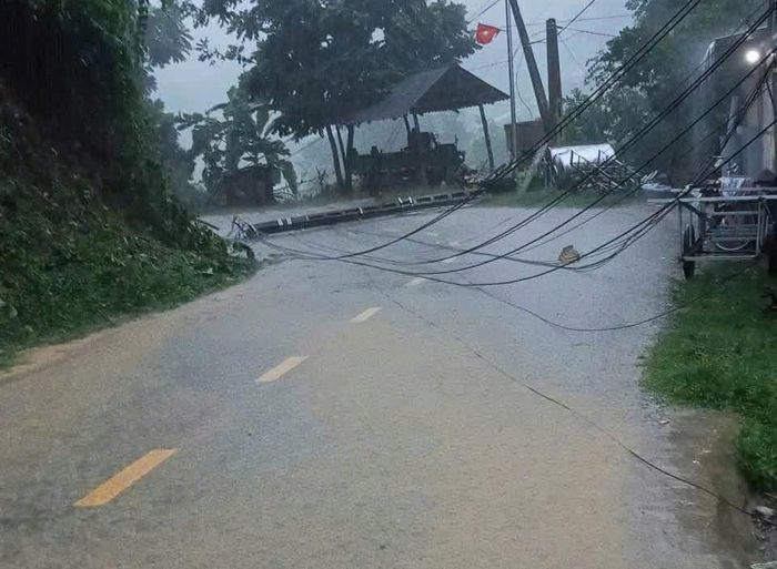 Cột điện gãy đổ do mưa lớn