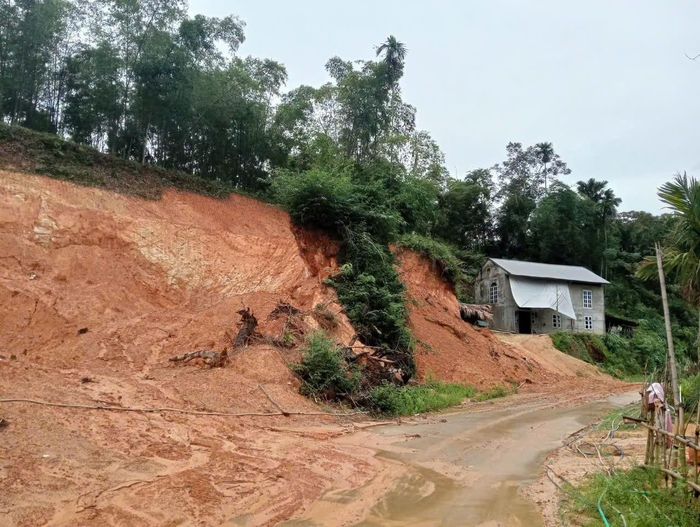 Người dân được khuyến cáo sớm di dời tới nơi ở an toàn khi có dấu hiệu bất thường