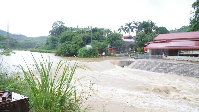 Đập tràn thôn Lê Lợi bị chia cắt