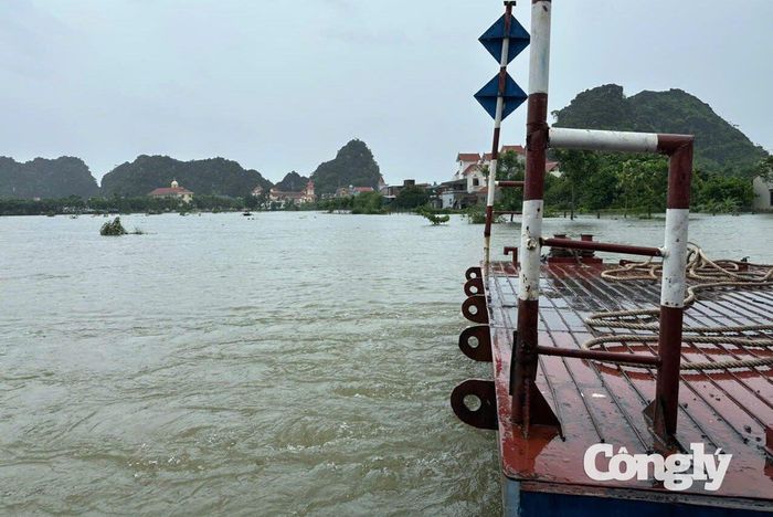 Mực nước trên sông Hoàng Long, đoạn qua thôn Kênh Gà đang dâng cao.