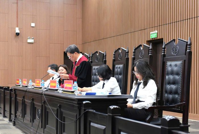 Hội đồng xét xử tuyên án với các bị cáo.