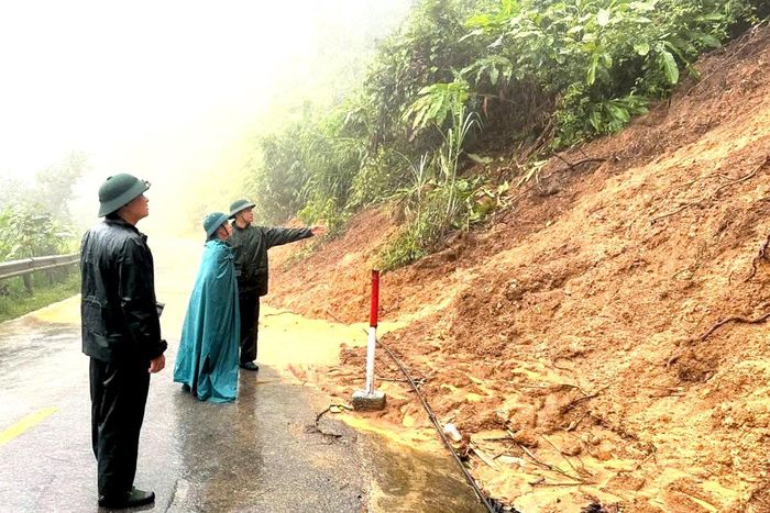 Khối lượng lớn đất đá từ taluy dương sạt xuống Quốc lộ 16, khiến giao thông bị chia cắt.