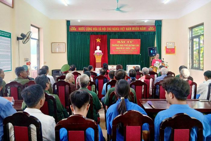 Người dân khu phố Quỳnh Lâu tổ chức bầu trưởng khu phố vào ngày 16/8. Ảnh: Đ.X