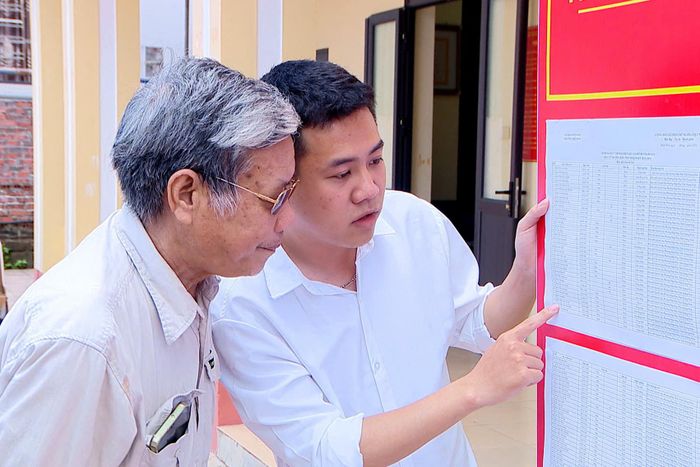 Anh Hoàng thường xuyên hỗ trợ người dân trong phường khi có các hoạt động cộng đồng. Ảnh: NVCC