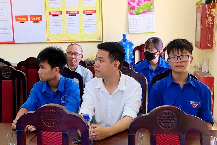 Anh Lê Tiến Hoàng (áo trắng) được bầu làm Trưởng khu phố Quỳnh Lâu nhiệm kỳ 2026 - 2031. Ảnh: NVCC