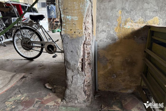 Nền và tường của căn hộ ông Tiến có hiện tượng nứt. Ảnh: Kiều Oanh
