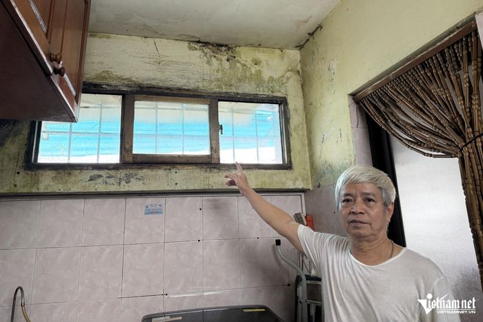 Căn hộ trên tầng áp mái của ông Tiến thường xuyên bị thấm, dột. Ảnh: Kiều Oanh
