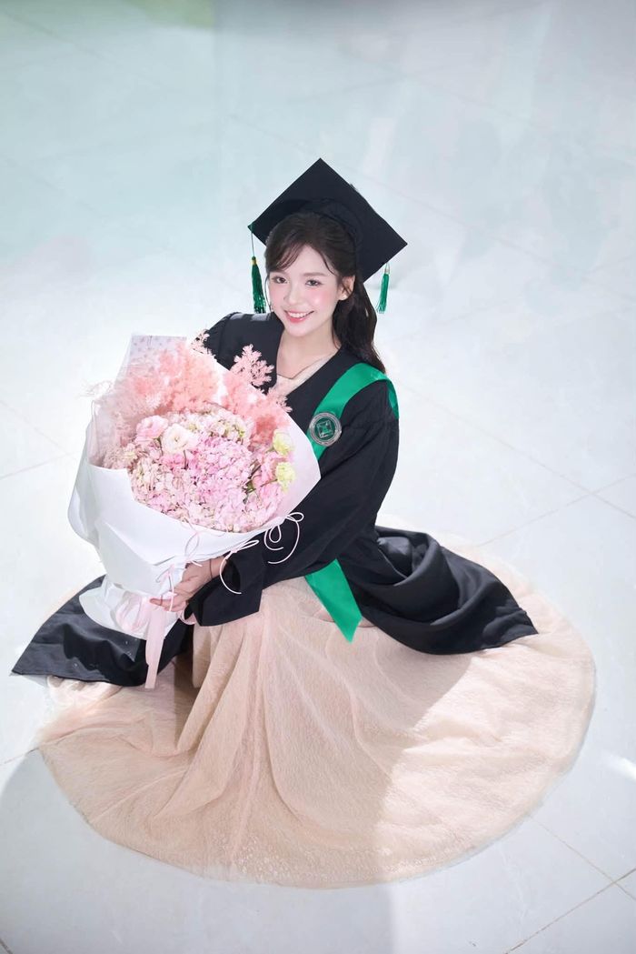 Lưu Ly xinh đẹp trong lễ tốt nghiệp. 