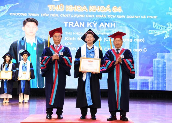 Kỳ Anh trong lễ trao bằng tốt nghiệp. Ảnh: NVCC
