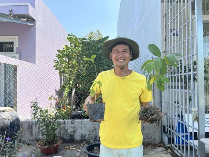 Tiết Cương tự tay sửa nhà, làm vườn, tái chế đồ đạc để cắt giảm chi phí.