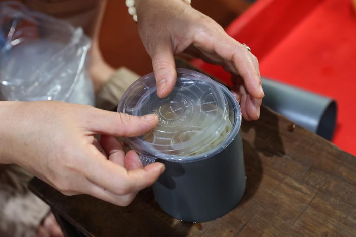 Mỗi ngày khoảng 600 suất cơm miễn phí từ bếp chùa Linh Sơn Thanh Nhàn được gửi tới tay bệnh nhân bị ung thư và người nhà bệnh nhân gặp khó khăn. Ảnh: Lê Anh Dũng