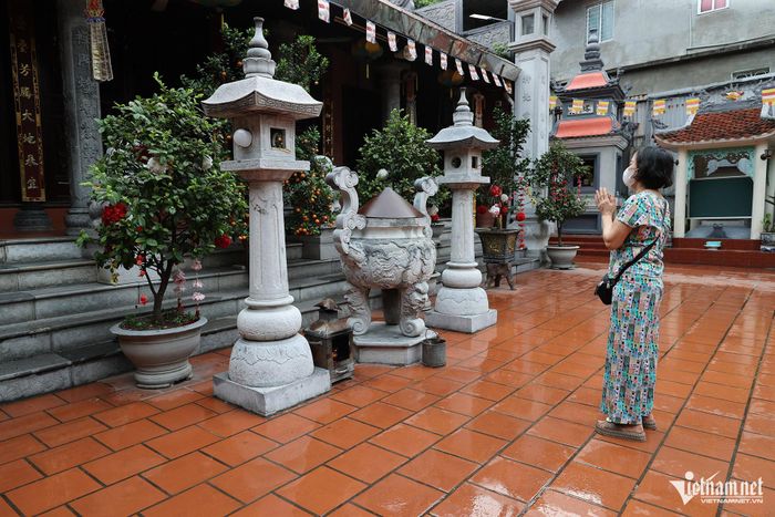 Làm việc thiện để hồi hướng công đức cho tổ tiên, ông bà, cha mẹ cũng là một cách để báo hiếu. Ảnh: Lê Anh Dũng
