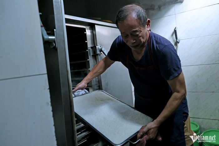 Những người làm bếp phục vụ bằng tinh thần “chúng sinh là một nhà”, xem người nhận cơm như người thân trong chính gia đình mình. Ảnh: Lê Anh Dũng