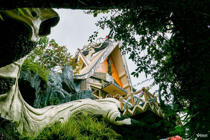 Mỗi khu nhà trong căn biệt thự có thiết kế hoàn toàn khác biệt. Kiến trúc sư khéo léo đưa chi tiết hoa văn thổ cẩm của dân tộc K'Ho vào công trình