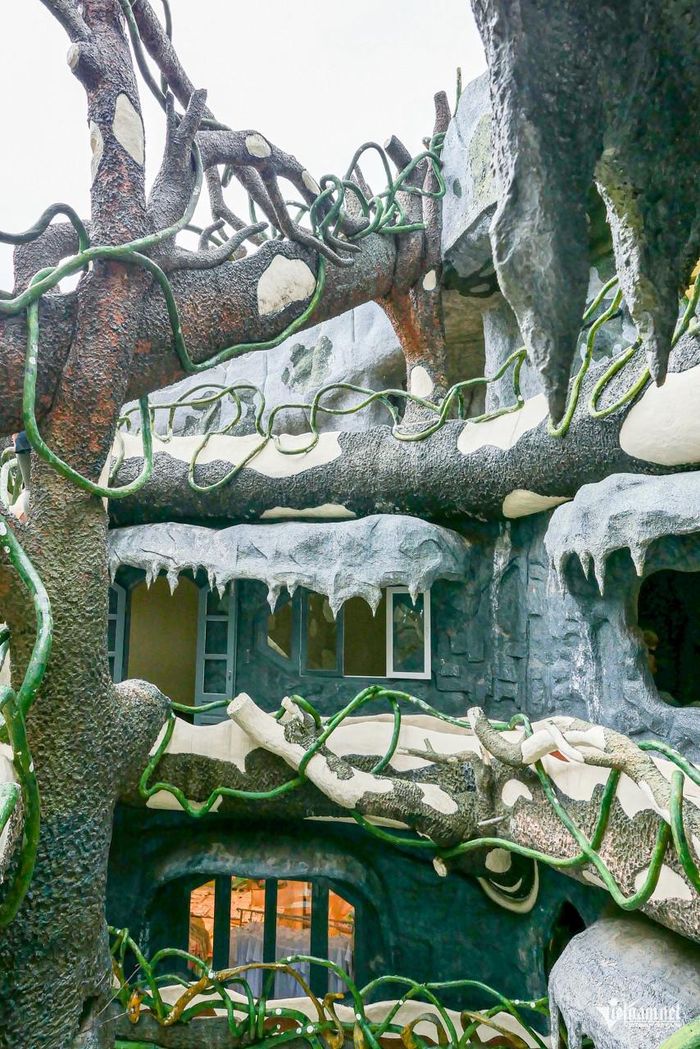 Từng chi tiết trong căn biệt thự được làm rất tỉ mỉ. Dù đón lượng khách lớn, các không gian vẫn được giữ gìn sạch sẽ