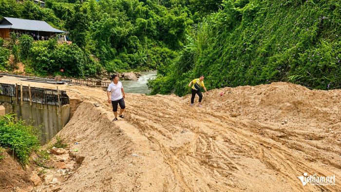 Thầy Nguyễn Văn Cương và thầy Đỗ Viết Hoàng vào bản vận động học sinh tới trường. Ảnh: Lê Dương