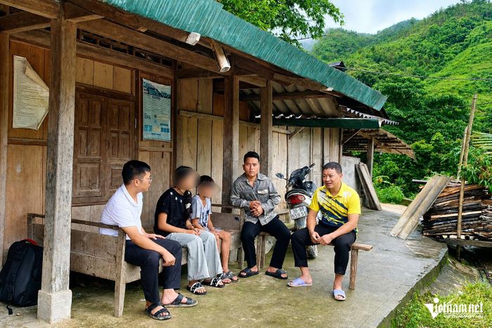 Thầy giáo gặp gỡ phụ huynh và học sinh để vận động em quay lại trường. Ảnh: Lê Dương