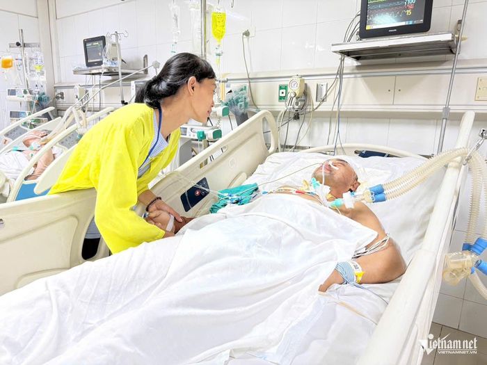 Quá trình điều trị cho anh Độ dự kiến còn kéo dài và tốn kém, một mình chị Hà không còn khả năng xoay xở