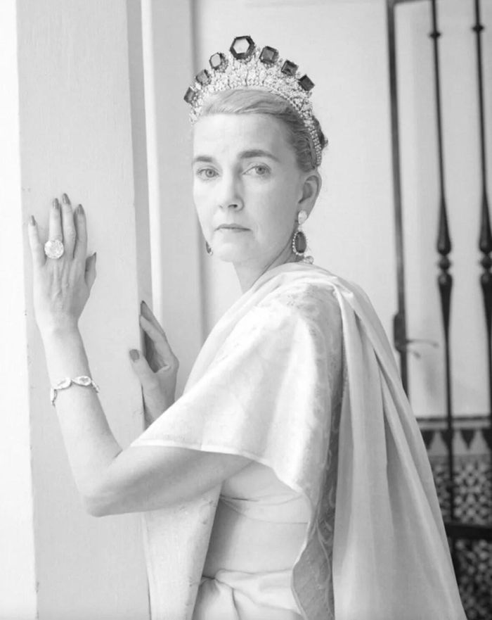 Barbara Hutton đeo nhẫn kim cương Pasha và vương miện ngọc lục bảo. Ảnh: Cecil Beaton/Sotheby's