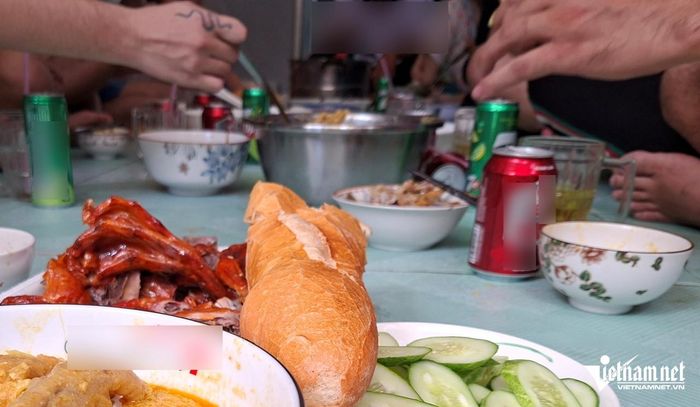 Từ một người hiền lành, không biết uống rượu bia, giờ đây chồng tôi gần như ngày nào cũng ăn nhậu với hàng xóm. Ảnh minh họa: H.N